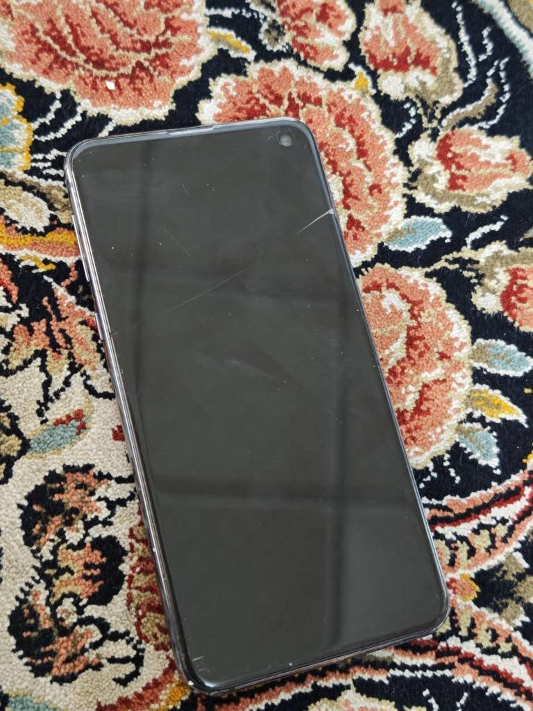 galaxy s10e
نرخی ٥٠ دۆلار
عەیبەکانی
پشتی شکاوە 
جامەکەشی یەک درزی زۆر باریکی هەیە 
سیم کارتی جۆکەر نەکراوە
خۆی دو سیمە گەر جۆکەر کرێ
بۆ پۆبجی و منال و ئیشی رۆژانە بە وایفای زۆر بەقوەتە
پۆبجی 60 fps 
camera 4k 60
زەمانی بێ عەیبی بۆ ئیش 
شەحنیشی زۆر باشە 
ناونیشان هەولێر 
گەیاندن هەیە 
*********** أربيل, العراق
