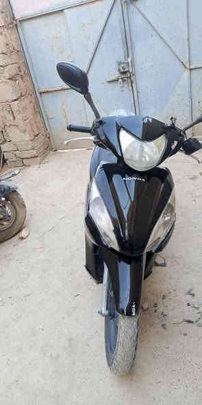 السلام عليكم هوندا ديو دورة وسلف نوزل 
شغال مابي نقص فقط صوت قبق الدفرة 
للبيع السعر 600وبي مجال ***********
