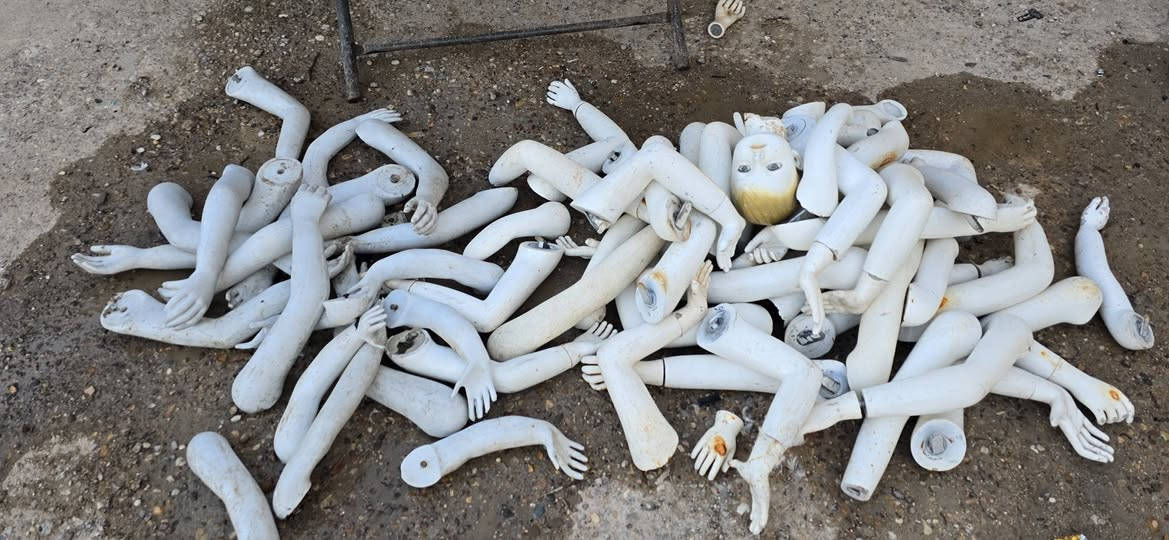 :
17 ملكانة بلاستك.

12 ملكانة فايبر كلاس للبناطيل 

12 ملكانة خاصة بالتيشيرتات.

وياهن أيدين

البيع بسعر يرضي الله للطرفين.

📍العنوان: ميسان – قضاء الميمونة.

للاستفسار أو المعاينة، راسلني على الخاص ***********
