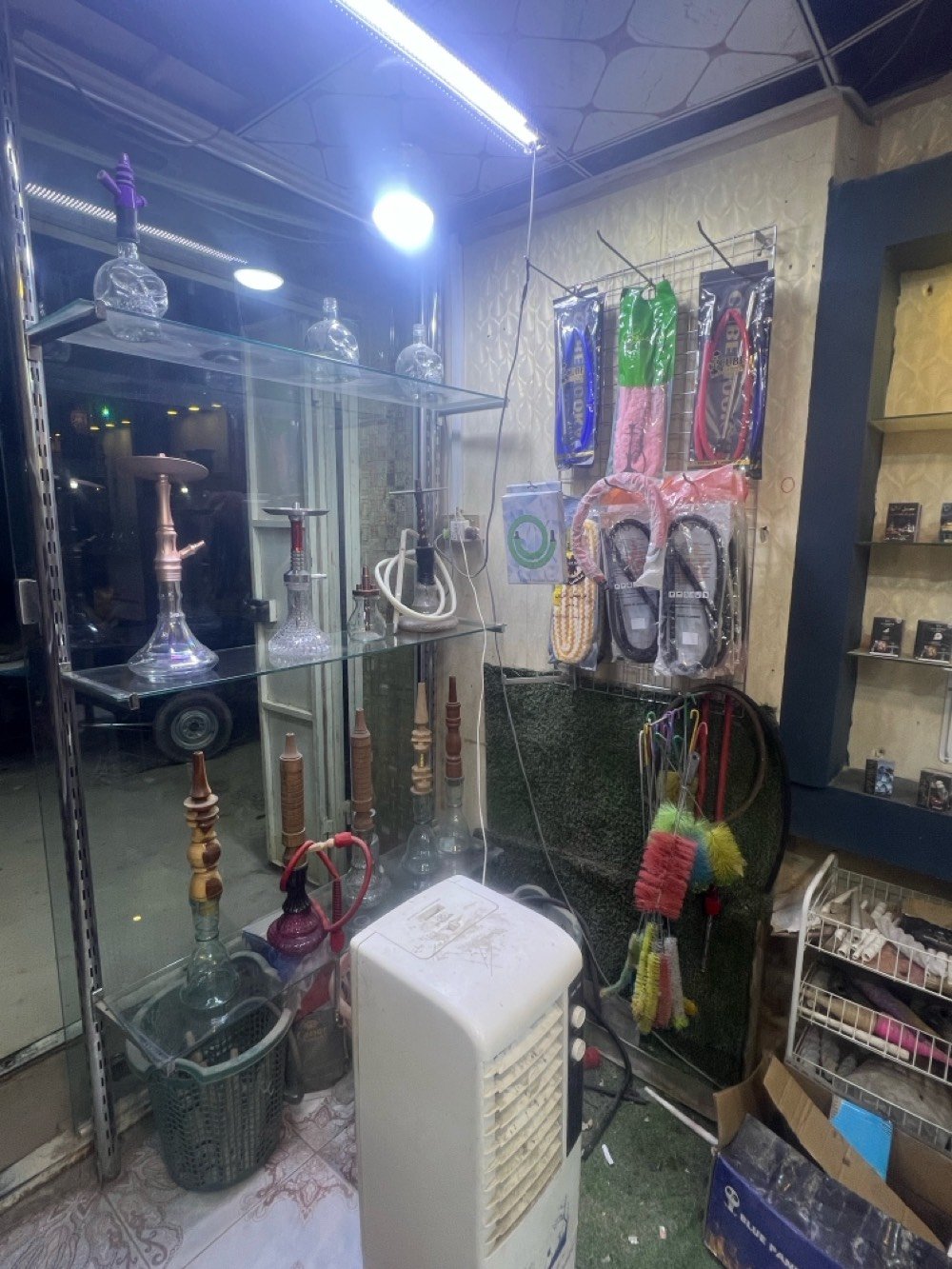 السلام عليكم محل اراكيل للبيع عنوان المحل شارع الميلاد مزرعه سيد علي صارلي ٥ سنوات مفتح بي السعر ٣ ملايين ونص رقمي ***********
الغراض البي 
قطعه خارجيه 
باب حديد سلايت 
جام خانه 
سبلت ٢ طن
ميز معسلات كامل مع الفاترينات مال المعسل 
كرسي كيمنك
مبرده ارضيه 
ديكور جبسن بورد مع اضائه لدات 
رفوف جام داخل الجبسن بورد 
ستاند مع رفوف كامل علا الجام خانه 
ستاندات + رفوف  +حمالات
بي بضاعه ومعسلات خبط واراكيل خشب والماني + حجرات+ هيترات + شيش + جميع المستلزمات 
وهواي غراض بعد بي
ساحبله ماي + بي خط مولده ٣ امبيرات 
المحل جاهز
للتواصل . ***********
