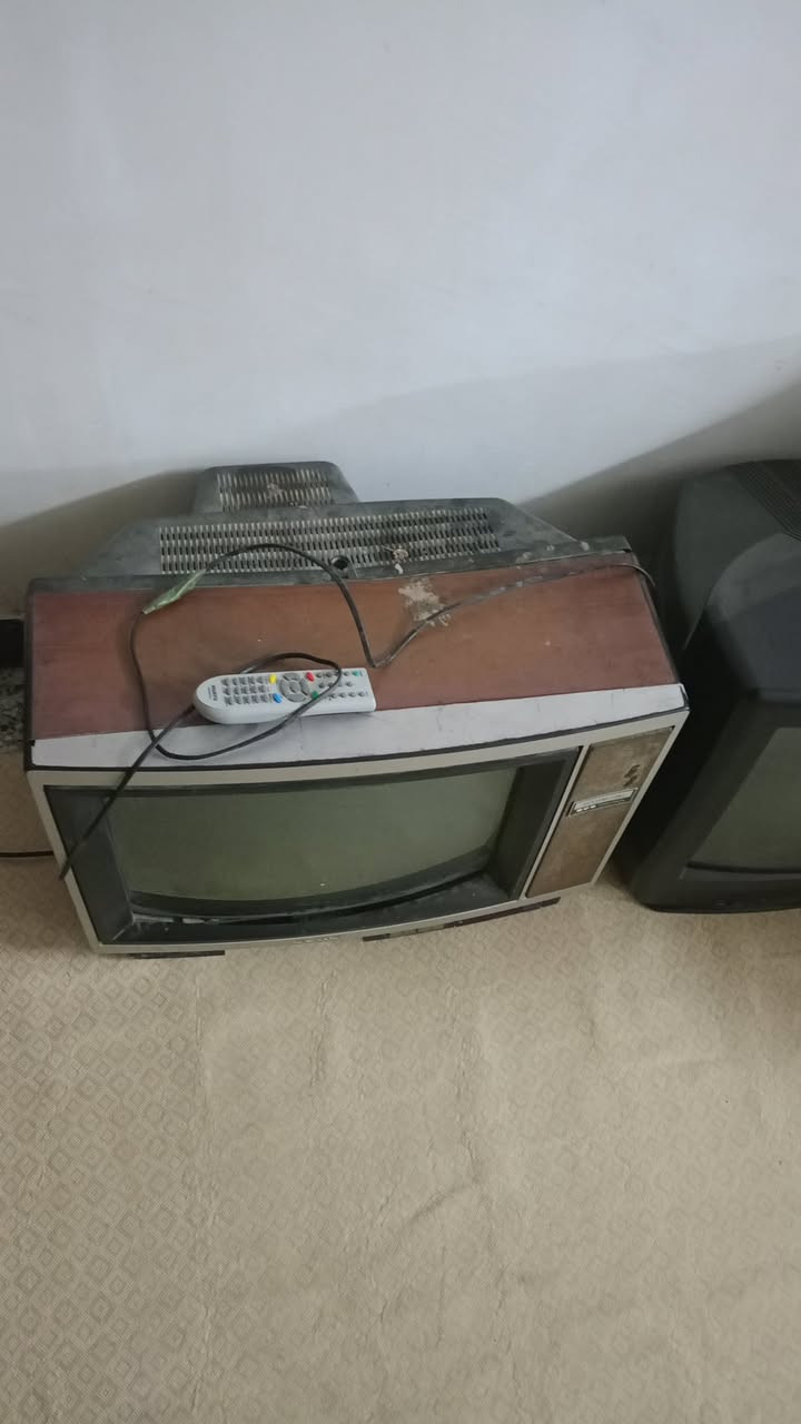 للبيع تلفزوانات شغالات مع ريمونات شغاله السعر  اثنينهم ب  60 بغداد الكرخ النضافه موضحه بصور الاسود نضافه 100 ب100 وثاني الصاجي 70 ب100
***********
