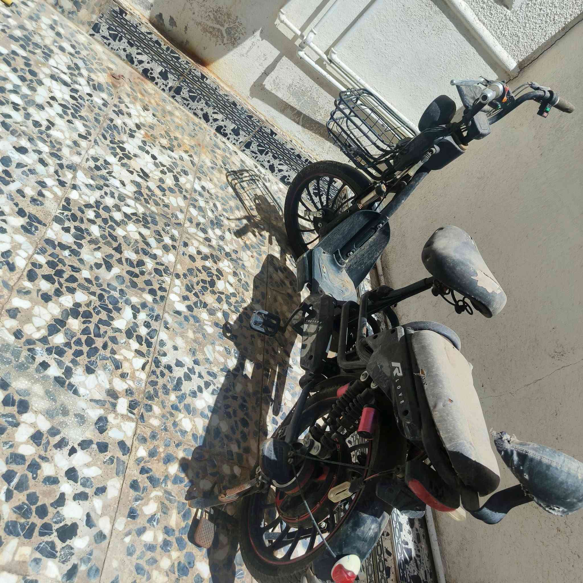 للبيع فقط يحتاج الها بطاريات وغسله مرتبه رمادي تاميم *********** واتساب
