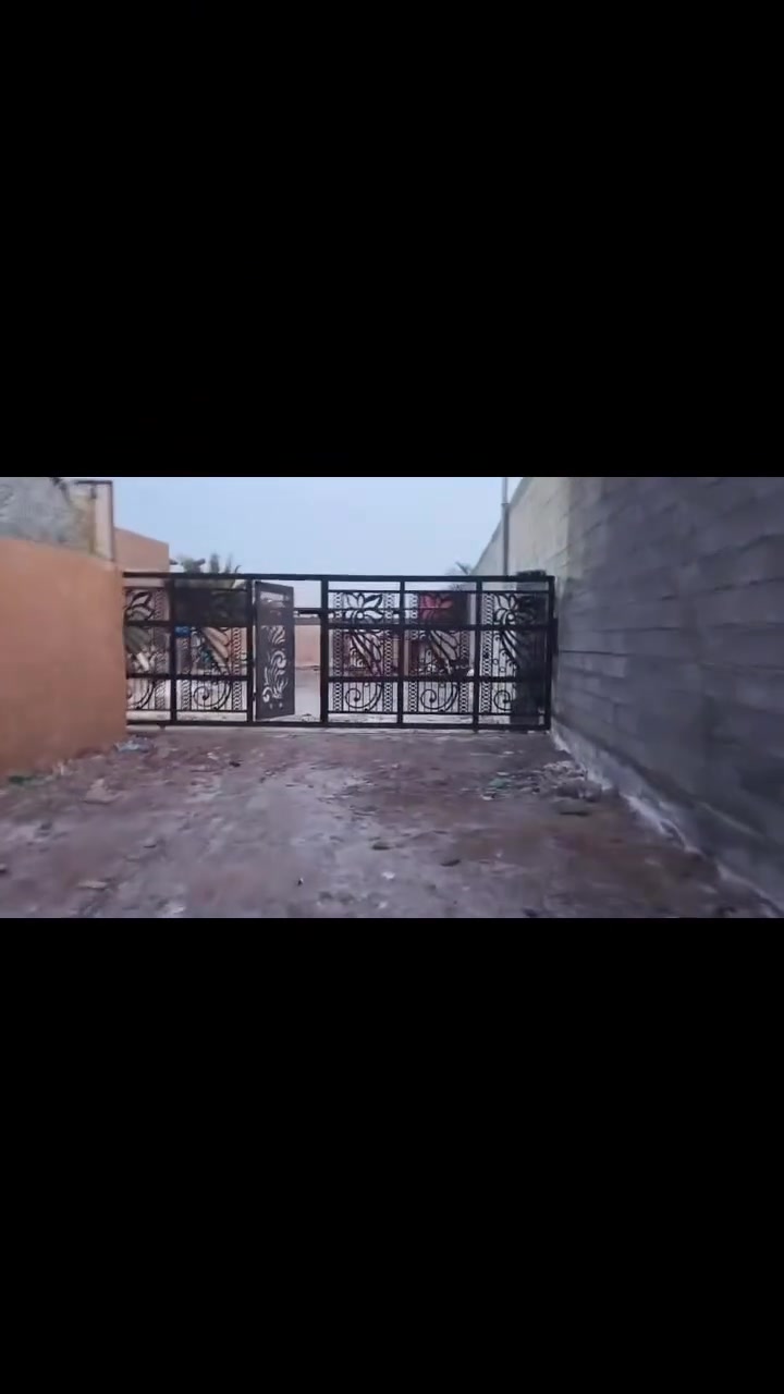 قطعه 300متر البيع كله او تقطيع مع بيت بناء حديث 26مساحه 120متر حي اور شيشان قرب اسواق تفاحه ***********
