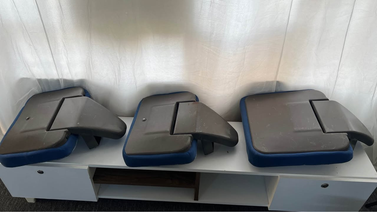 سێ گوشین قەلابی نوێیە زۆر کەم بەکار هاتووە نزیکی 5 مانگێک بەکارهاتووە بەڕادان دراوە بە مەوادی زۆر باش وە کێشی قوڕسە چونکە مەوادەکانی باشە ئاسنەکانی زۆر باشە
نۆ ڕاف و کۆستەر دەبێ .
نرخی 250 هەزار 
لەخەباتم
*********** أربيل, العراق
