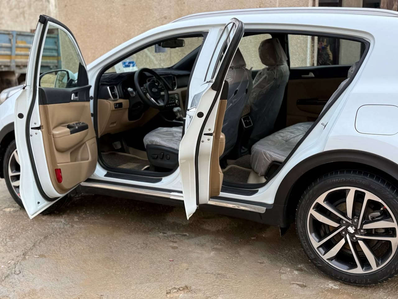 السلام عليكم
سبورتج 19 
مواصفات
حساسات/ اشاير ترحيب / مري شفط/ بونراما /
سائد بريك دكمه / اوتو هولد / بصمه / كراسي كهرباء /
سياره ماشيه 54 شرط دكت جرس على 120 
سياره مكفوله من كلشي كفاله 
سعر 210 رقم وهزه جديد تحويل ثاني يوم 
بغداد رقم الهاتف ***********
