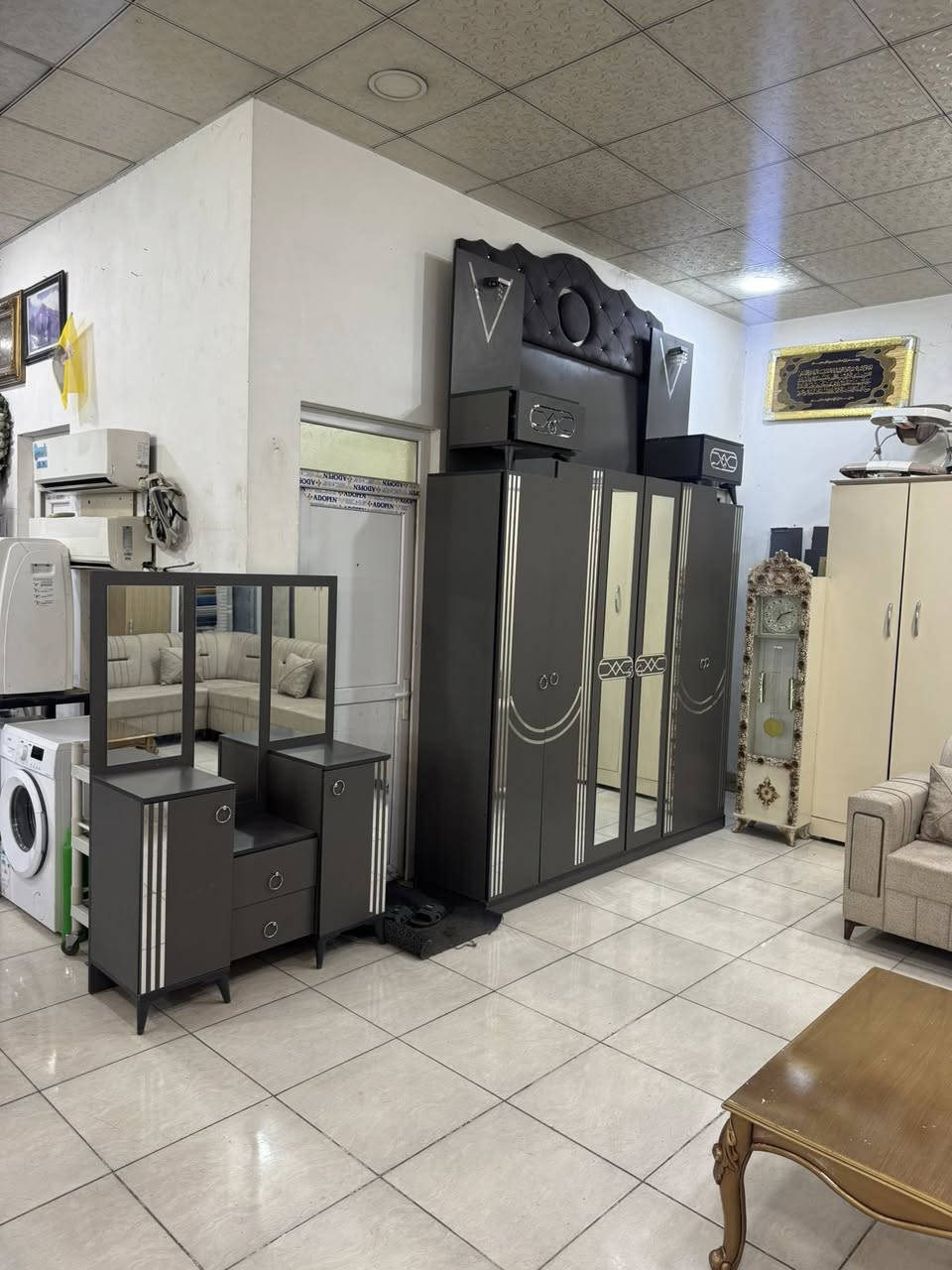 يتوفر جميع الاثاث بيع وشراء وتبديل 
العنوان اربيل سايدين بنصلاوة فرمانبران 
مقابل سوق الخضراوات 
يتوفر نقل داخل وخارج اربيل 
الاستفسار *********** واتساب
