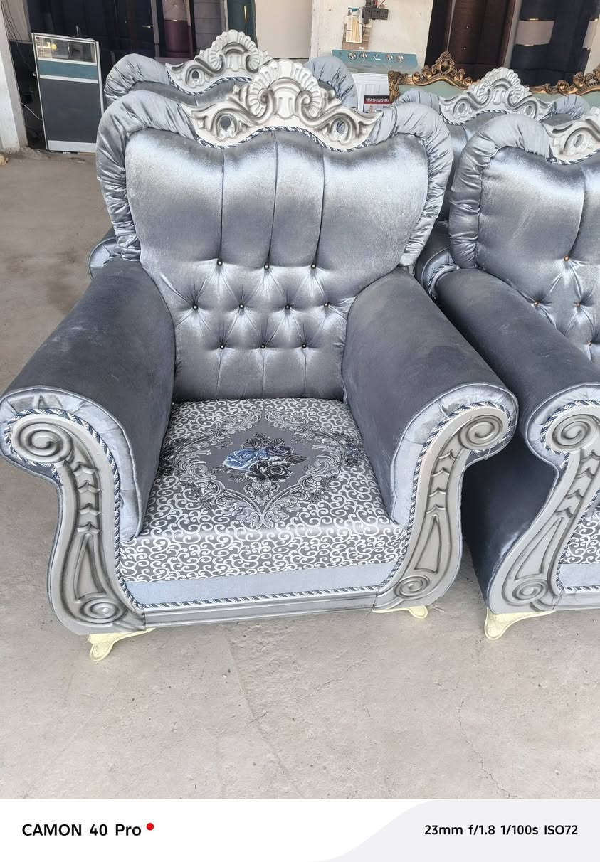 ***********
تخم ملكي ابو التاج ١٠ نفرات زلغ مابيه حيل نظيف محد كاعد عليه واكو توصيل الي باب بيتك عدنه توصيل الي
