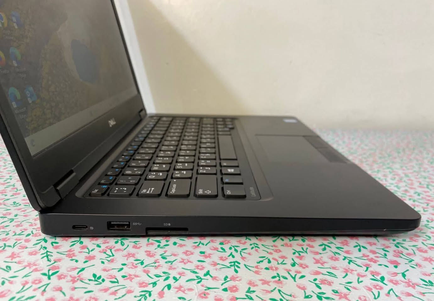 💻 Dell Latitude 5480
⚡ الأداء المتوازن والاعتمادية
يُعد هذا الجهاز من الفئات الأكثر طلباً لطلاب الكليات والموظفين الباحثين عن جهاز يجمع بين السعر الاقتصادي والمتانة العالية. بفضل معالج الجيل السابع وهارد الـ SSD، ستحصل على سرعة ممتازة في إنجاز البحوث، تصفح الإنترنت، والعمل على حزمة برامج الأوفيس 📊 (Word, Excel). كما أنه مناسب جداً لتشغيل الألعاب الخفيفة 🎮 مثل (Minecraft، Roblox، و League of Legends) وبرامج التصميم الأساسية، مما يجعله رفيقك المثالي للدراسة والعمل اليومي.
🔍 المواصفات التقنية:
🧠 المعالج:
Intel Core i5
(الجيل السابع - فئة U الموفرة للطاقة).
⚡ الرام:
8GB DDR4
(لسرعة أداء واستجابة عالية).
💾 الهارد:
256GB SSD
(إقلاع للنظام في ثوانٍ معدودة).
🖥️ الشاشة:
14 بوصة
(حجم عملي ومثالي للتنقل).
⌨️ الكيبورد:
ستيكر (عربي 🇮🇶 / إنجليزي 🇺🇸).
🎁 الملحقات:
🎒 حقيبة
🔌 شاحن أصلي
🖱️ ماوس
🖱️ ماوس باد
🛡️ الضمان والخدمات:
✔️ فحص المواصفات والنظافة قبل الاستلام
🔄 ضمان استبدال لمدة أسبوع كامل
💿 تنصيب ويندوز والبرامج الأساسية مجاناً
💰 السعر:
260.000 دينار عراقي
🚚 التوصيل:
مجاني لجميع محافظات العراق
📞 للحجز والاستفسار: راسل الصفحه


**إذا كنت صاحب هذا الإعلان وتريد حذفه لأي سبب، رجاءا أرسل رسالة إلى الدعم الفني**