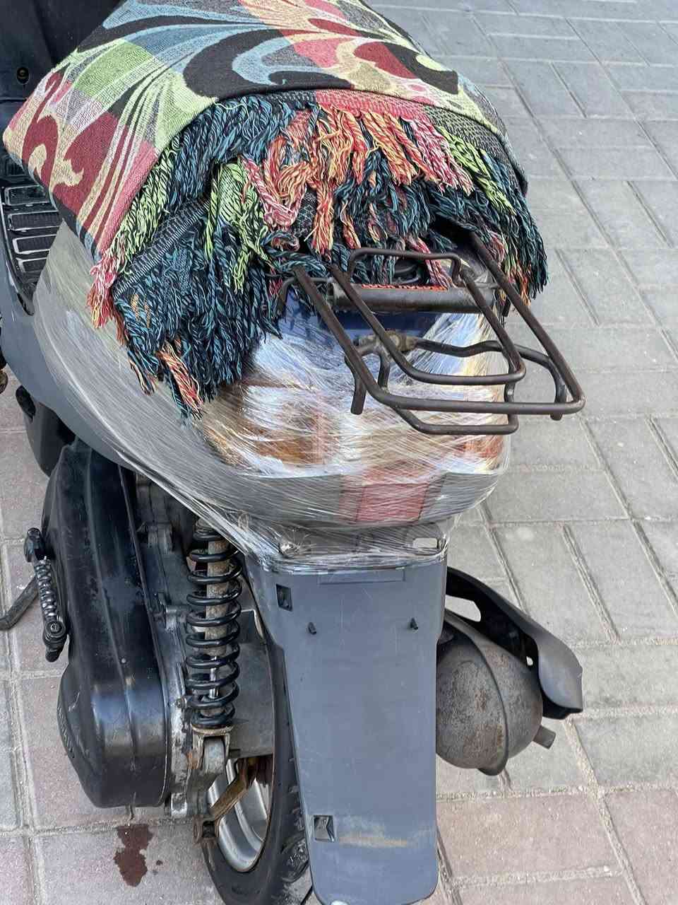 السلام عليكم دراجه بطه للبيع 2003 دراجه حلوه ونضيفه كل نقص مابيه كامله كلشي شغال سلف كهربايات كله شغاله دراجه مفتوحه مره وحده قفل جنطه قفل سكان قفل اكسن كله شغال مكاني كربلاء ***********السعر 250 وبيه مجال
