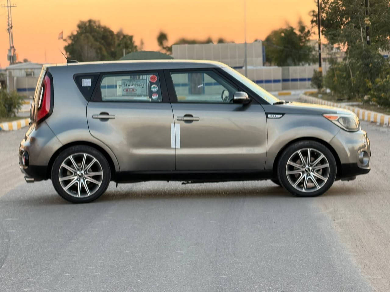 سلام عليكم كي صول موديل 2017 بيه جاملق وباب صبق  فول موصفات عد البنراما بصمه كشنات جلد وكهرباي بصمت باب جاهز لاخير حداديه تخم تاير تبريد ثلج مكان السياره الناصريه مركز السعر 110 وبيه مجال *********** واتساب موجود
