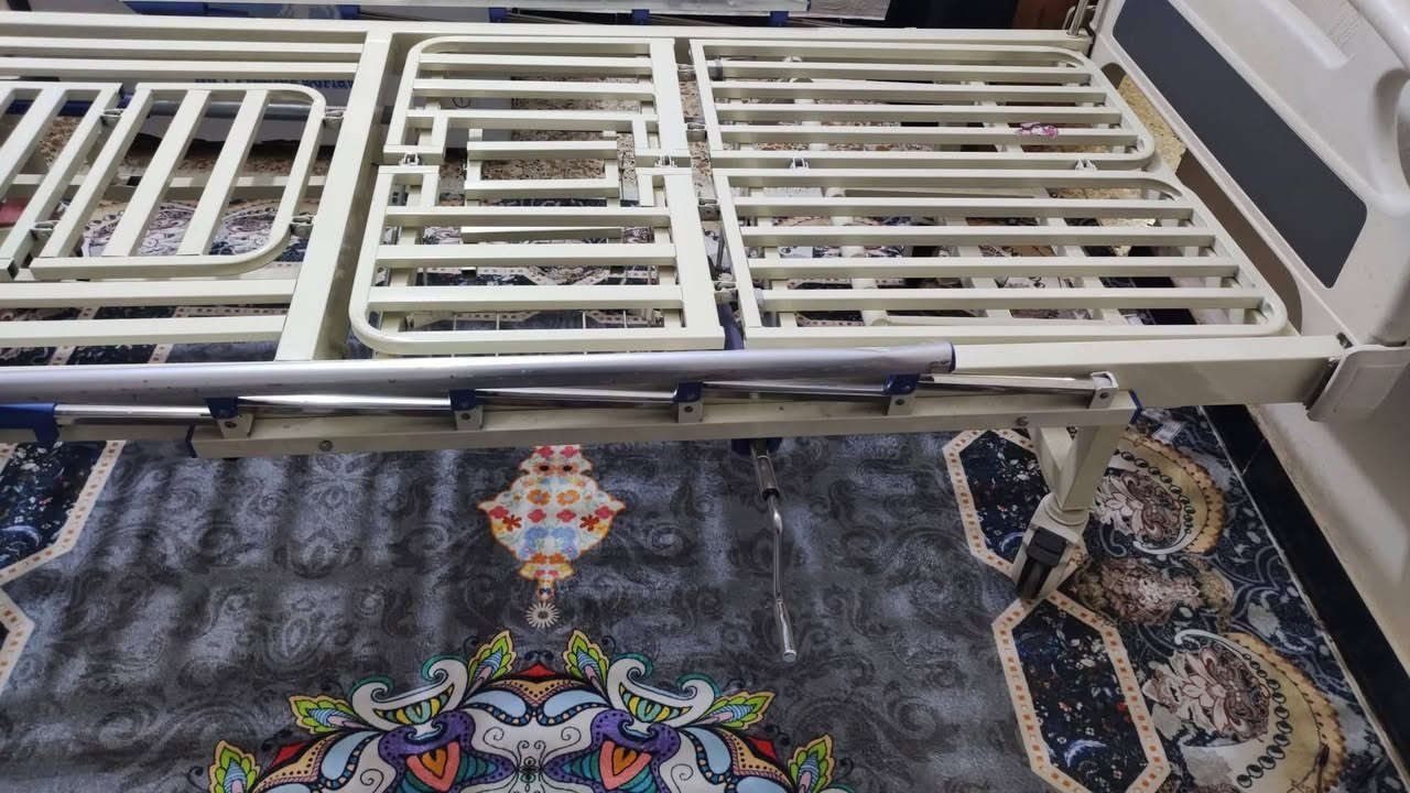 السلام عليكم 

سرير طبي
مستخدم فترة مايقارب شهرين او اقل 

جديد مابي حتى شخط 
كامل الملحقات 
حمام راس 
دوشكه الخاص 
طاولة طعام خشبية 
جكات يدوية اربع اتجاهات 
قدم فوق وتحت
راس فوق وتحت
يقلب يمين ويسار

السعر ٢٥٠ الف 

وتساب 
***********
