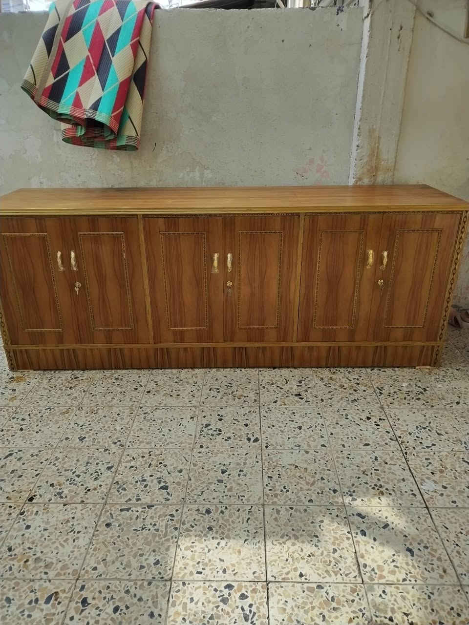 بوفيه جديده حطاطه ما مستخدمه مترتين ونص للبيع السعر 150 بعقوبه التحرير الرقم ***********
