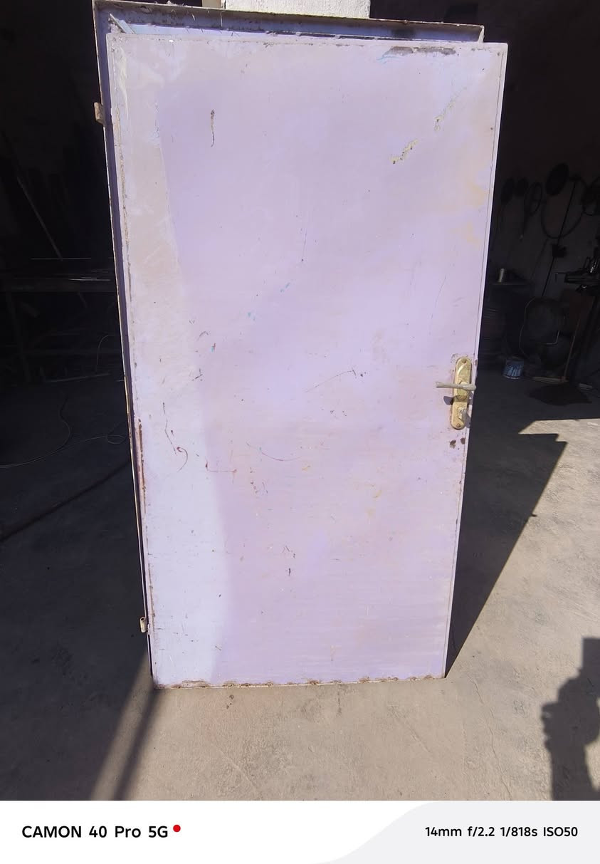 سلام عليكم للبيع بواب حديد العدد ثلاث الطول 190 العرض 94 سعر تصل عل رقم الهاتف ***********
