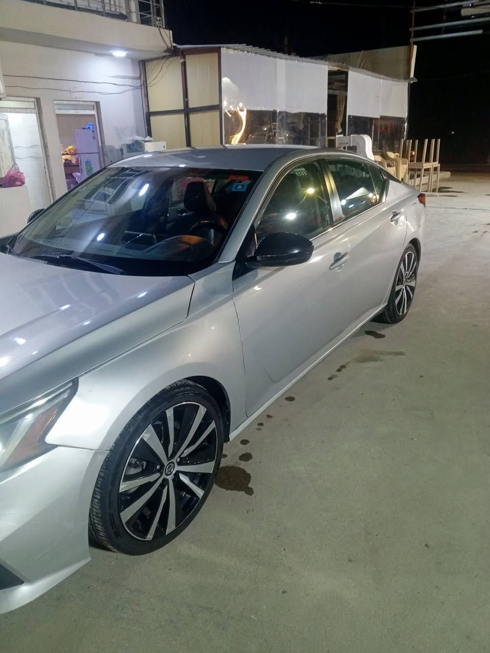 السلام عليكم 
🚗 للبيع | نيسان التيما 2020 SR

✔️ الموديل: 2020
✔️ الفئة: SR (سبورت)

المواصفات:

- محرك 2.5 لتر اقتصادي وقوي
- ناقل حركة أوتوماتيك CVT
- تشغيل بصمة + تشغيل عن بُعد
- فتحة سقف
- مقاعد جلد
- شاشة لمس مع Apple CarPlay وAndroid Auto
- كاميرا خلفية
- حساسات أمامية وخلفية
- رادار أمامي، تحذير الاصطدام، ومثبت سرعة ذكي
- نظام مراقبة النقطة العمياء
- جنوط رياضية 19 إنج
- إنارة LED
- مكيف ممتاز

حالة السيارة:
✅ الضرر فقط قطعتين صبغ (البنيد والجاملغ جهة السائق) بدون أي ضرر بالداخل
✅ رقم بغداد باسمي
✅ السيارة نظيفة وجاهزة للاستخدام

📍 الموقع: ديالى – بعقوبة
💰 السعر المطلوب: 129 (قابل للتفاوض بالمعقول)
📞 للاستفسار: ***********
