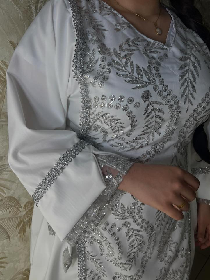 السلام عليكم خياطه في بسماية وهذا شي بسيط ونموذج عن شغلي  اشتغل فساتين ومخاور ودشاديش ونزلات مال سرير
***********واتساب
b.nx_9 حساب الانستا
