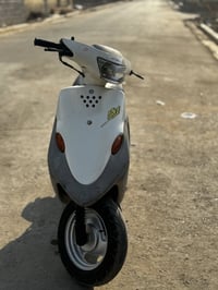 دراجه للبيع وكيل صارله  شهر ونص  من طلعت  سعر 900 وبيه مجال  رقم 07715...