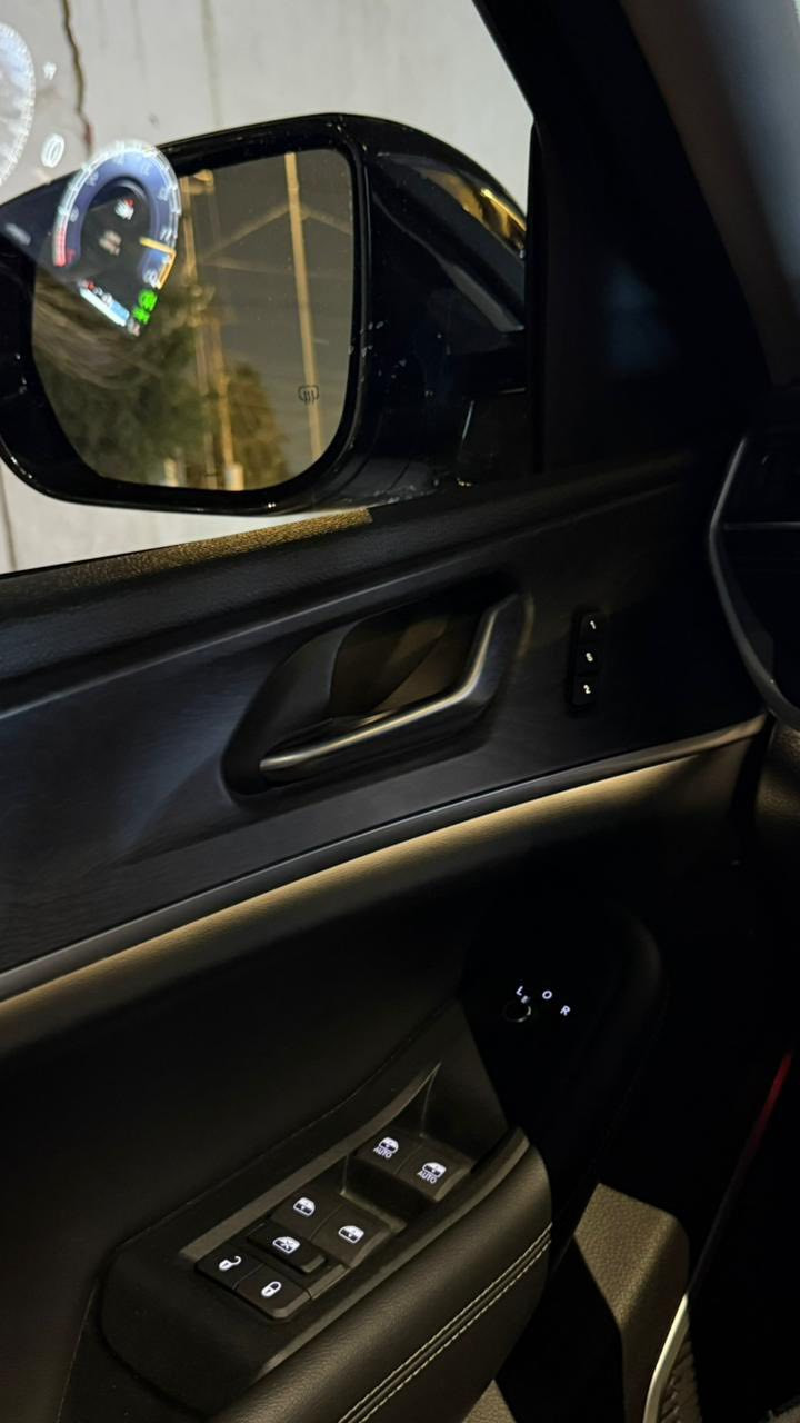 السلام عليكم 
جيب جراند شيروكي للبيع 

      •       الموديل: 2024
 • النوع: Lilmted VIP
      •     اللون سلفر 
 • عدد الركاب: 7 ركاب
 • الحادث : سرقة بدون صبغ و بارد
 • نظام الدفع: رباعي AWD / 4×4
 • محرك 3.6 لتر V6 بنزين
 • 3 صفوف مقاعد تكفي لغاية 7 أشخاص
 • مقاعد جلد فاخرة مع تحكم كهربائي
 • فتحة سقف بانورامية مزدوجة
 • نظام تكييف ثلاثي المناطق 
      •    تدفئة بالستيرن والكشنات والمري الجانبيات
      •     خزن مقاعد
      • شريط LED بلاد 
 • منافذ USB في جميع الصفوف للركاب  
 • شاشة معلومات وترفيه كبيرة تعمل باللمس
‏ • Apple CarPlay و Android Auto
 • نظام صوتي فاخر متعدد السماعات نوع ALPINE
 • تشغيل بصمة ودخول ذكي
 • مثبت سرعة ذكي
 • نظام المحافظة على المسار
 • حساسات أمامية وخلفية + كاميرا
 • مساعد نزول المرتفعات
 • صف ثالث قابل للطي كهربائياً
      • السيارة ماشية 6184m 
السيارة بعدها على وضع الشركة البانزين محسن فقط
للتواصل : ***********
المكان : ابو نؤاس
السعر : $320 وبيها مجال
