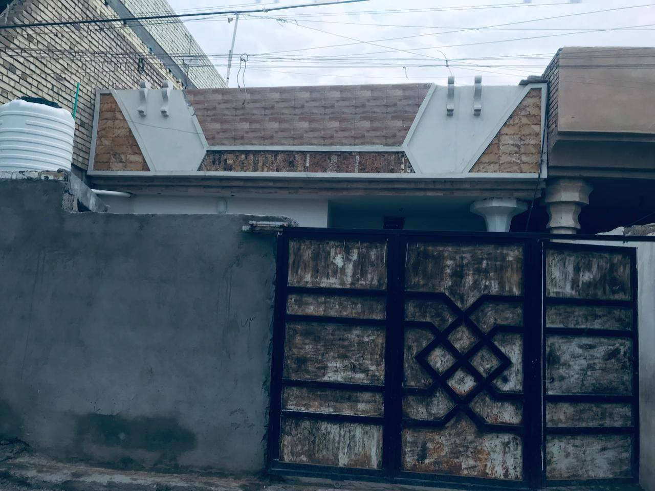 #عرض_للـبـيـع
دار سكن للبيع مساحته 150(7.5*20) م طابقين يحتوي على صاله ومطبخ وحولي وأربعة غرف نوم وكراج ومنور وصحيات داخليه وخارجيه وكراج سياره
العنوان : بغداد- ابو غريب- خرنابات الجديده قرب جامع عز الدين القسام 
السعر 150 مليون 
للأستفسار أكثر يرجى الاتصال على الارقام التاليه

***********
***********
