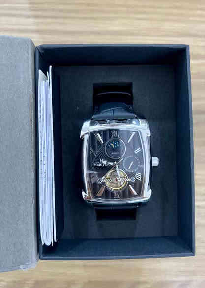 إذا تدور على ساعة تلزم اليد وتكول أناقة… فهذي هي المطلوبة!
ساعة Heritor Valentin – Automatic تصميم ملكي، حركة ناعمة، وحضور يخبل.

⸻

⭐ المواصفات
 • حركة أوتوماتيك بـ 20 جوهرة… دقّة وثبات بدون بطارية.
 • هيكل ستانلس ستيل 316L قوي وما يصدأ.
 • زجاج معدني بطبقة سافير ضد الخدش.
 • عقارب مضيّئة، خلفية شفّافة تبين مكينة الساعة.
 • حزام جلد طبيعي عالي الجودة.
 • تاريخ + طور القمر بشكل فخم جداً.
 • مقاومة ميّه 5 ATM.

⸻

📏 الحجم
 • حجم الهيكل: 38مم
 • ويه التاج: 41مم تقريباً
 • السمك: 14.5مم
 • عرض الحزام: 22مم

⸻

💰 السعر: ٥٠٠ الف 

قطعة فخمة، ناعمة بالحركة، وتنسيقها على أي لبسة يطلع روعة.

للتواصل خاص او واتس اب
*********** بغداد
