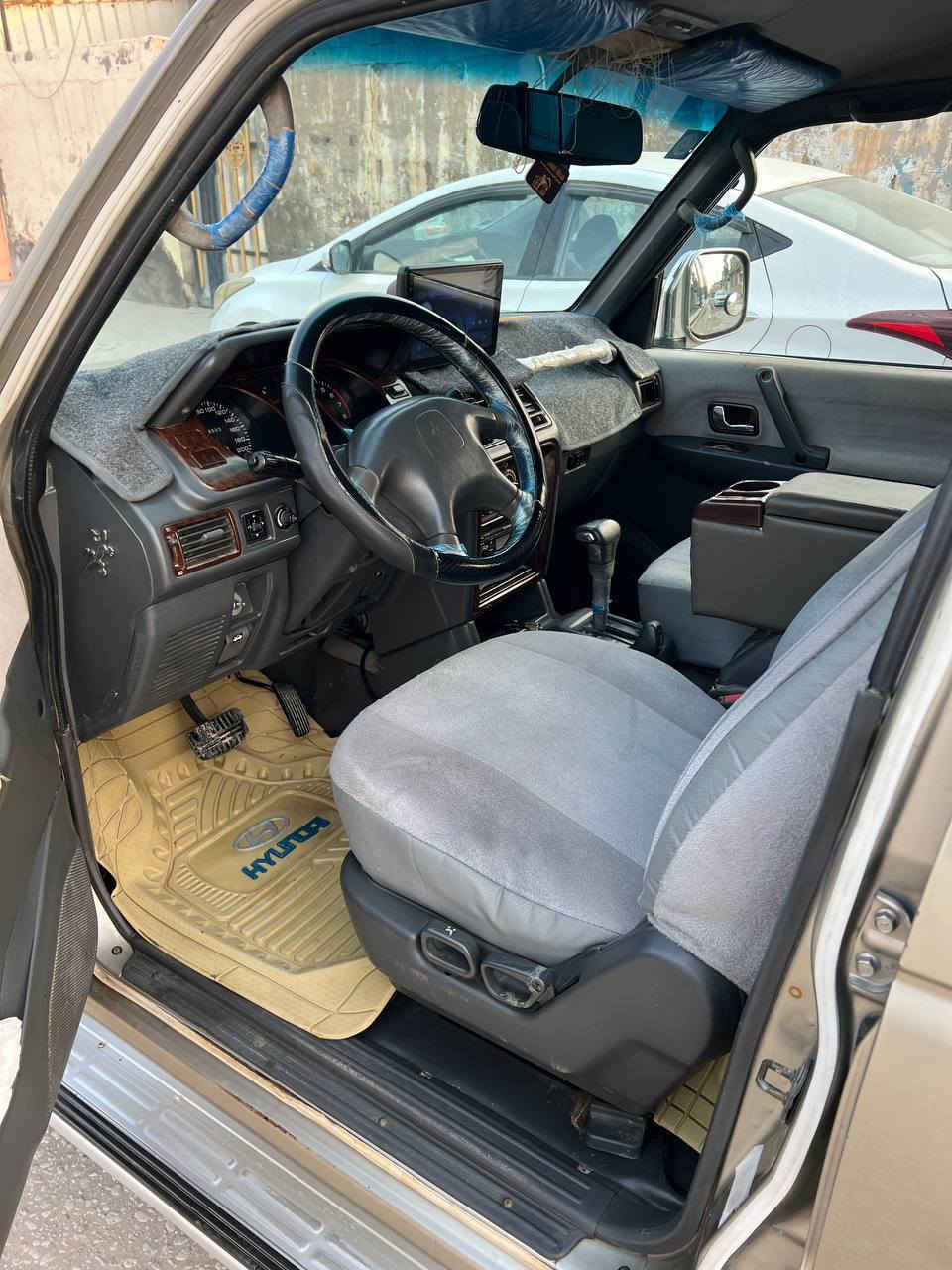 سلام عليكم من رخصه مدير الكروب سياره موديل 2000 باجيرو جاهزه سياره خير من الله رقم ***********) ***********
