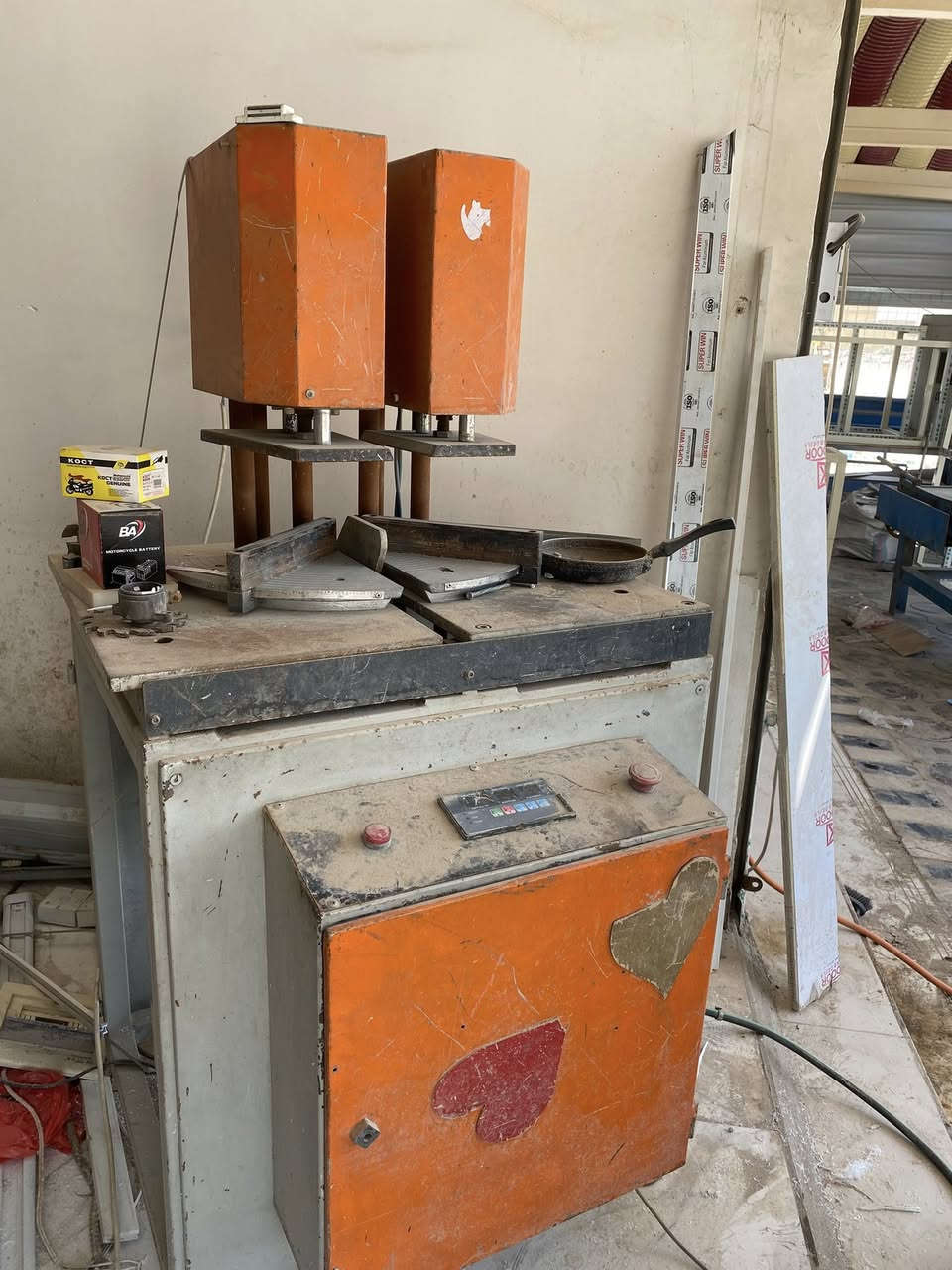 سلام عليكم 
معمل pvc سنكل  تركي باب اول متكامل للبيع مع كبريسر شغالات وعلى الفحص مكاني بغداد  السعر ٣٥ ورقه وبيه مجال  
*********** واتساب

