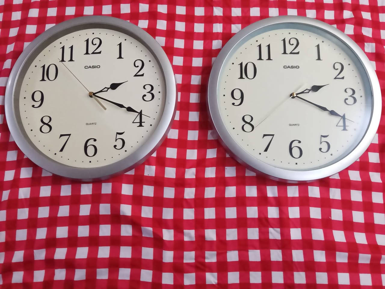 اجواء ماطرة خير بإذن الله تعالى
ساعة جدارية ماركة كاسيو ..
العدد 2
وارد اليابان_ تجميع الصين
مستعملة داخل اليابان
كوارتز ماطور صامت
القطر 30 سم
نظافة جيدة...دقة في الأداء
السعر 25 الف للقطعتين/السعر نهائي
يوجد توصيل ومكاني الموصل
الحجز على الخاص
تحياتي للطيبين


**إذا كنت صاحب هذا الإعلان وتريد حذفه لأي سبب، رجاءا أرسل رسالة إلى الدعم الفني**