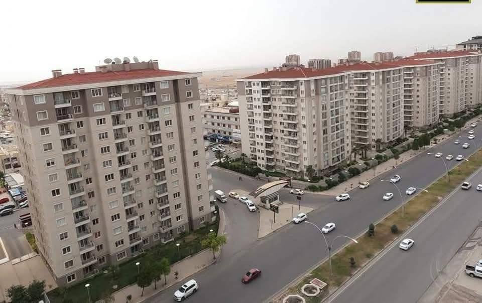 عرض جديد وحصري... 
■ شقه للبيع في مجمع روز تاور الشقة #موؤثثة بلكامل 
■ مساحه 85 م 
■ ١+١ غرفه وصاله 
■ مطبخ مفصول وصحيات
■ مجهزه الشقه سبالت عدد٢ وكونترات
■ ارضيه باركيه
■ خدمات المجمع كهرباء وماء ٢٤ ساعه سكيورتي
■ مساحات خضراء 
■ موقع المجمع مجاور شقق بلاص لايف طريق كويه
■ للإستفسار ***********
