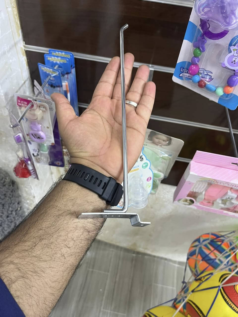 السلام عليكم 
خمس رفوف للبيع مثل ما موضح بالصوره
ولوح عارض مع ٣٠ هوك 
الوح  على قسمين الواحد ارتفاع xعرض /١٢٠x١٢٠
تفاصيل السعر على الخاص 
او الاتصال على الرقم التالي
***********
