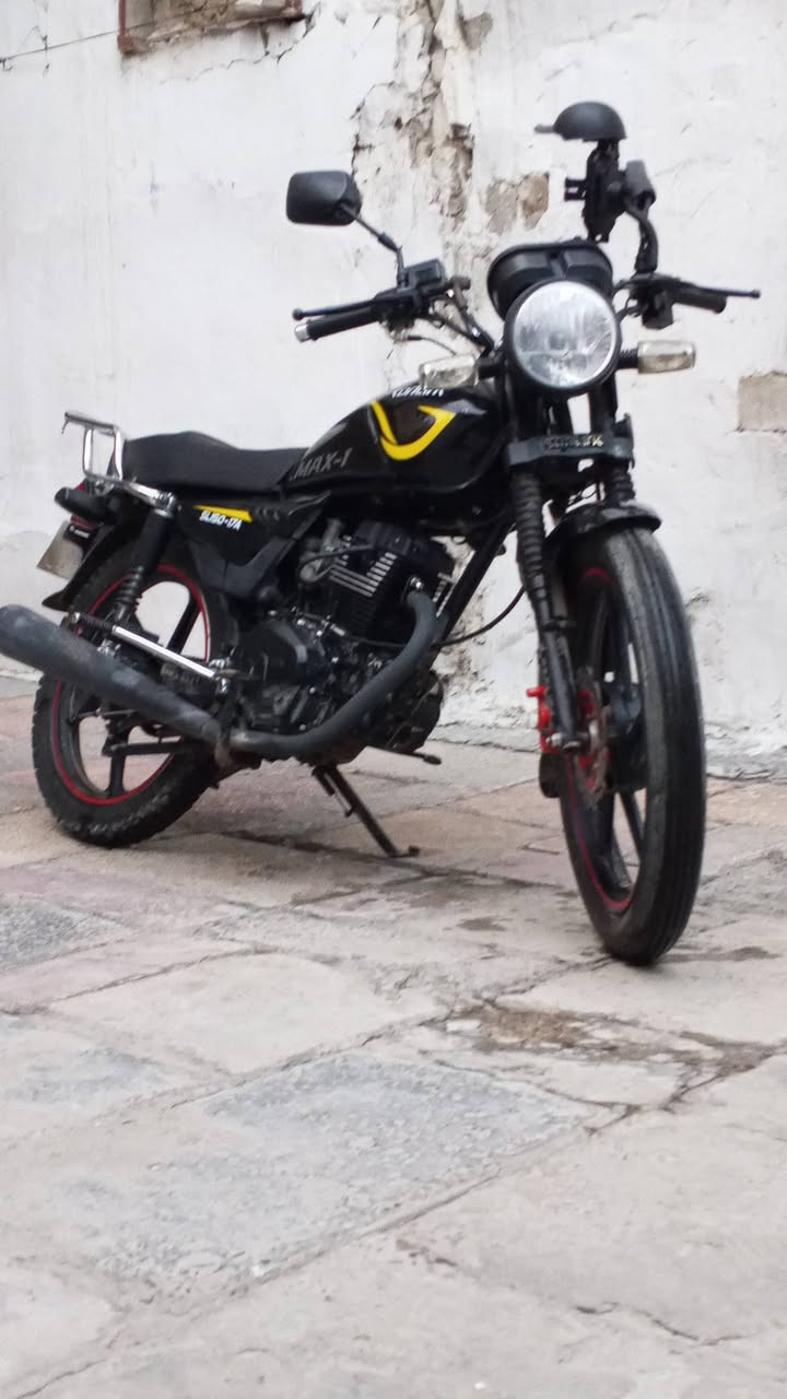 دراجه سونلينك موديل 2025 للبيع هذه دراجة نارية من طراز Sonlink Max-1 SL150-17A. 
الشركة المصنعة: شركة جيانغمن سونلينك (Jiangmen Sonlink Motorcycle Co., Ltd)، وهي شركة صينية. 
الطراز: Max-1 SL150-17A.
سعة المحرك: متوفرة بسعات مختلفة، بما في ذلك 125 سي سي و150 سي سي. 
اللون: سوداء مع خطوط صفراء وحمراء على الإطارات.
الميزات: تتميز بتصميم عملي ومناسب للتوصيل، كما يظهر من الصندوق الخلفي المركب عليها
للاستفسار مراسله *********** 
العنوان بغداد 
كروب بيع وشراء الدراجات بريز في بغداد 
معرض دراجات الغيبي 
دراجات بيع و شراء -بطح فقط
