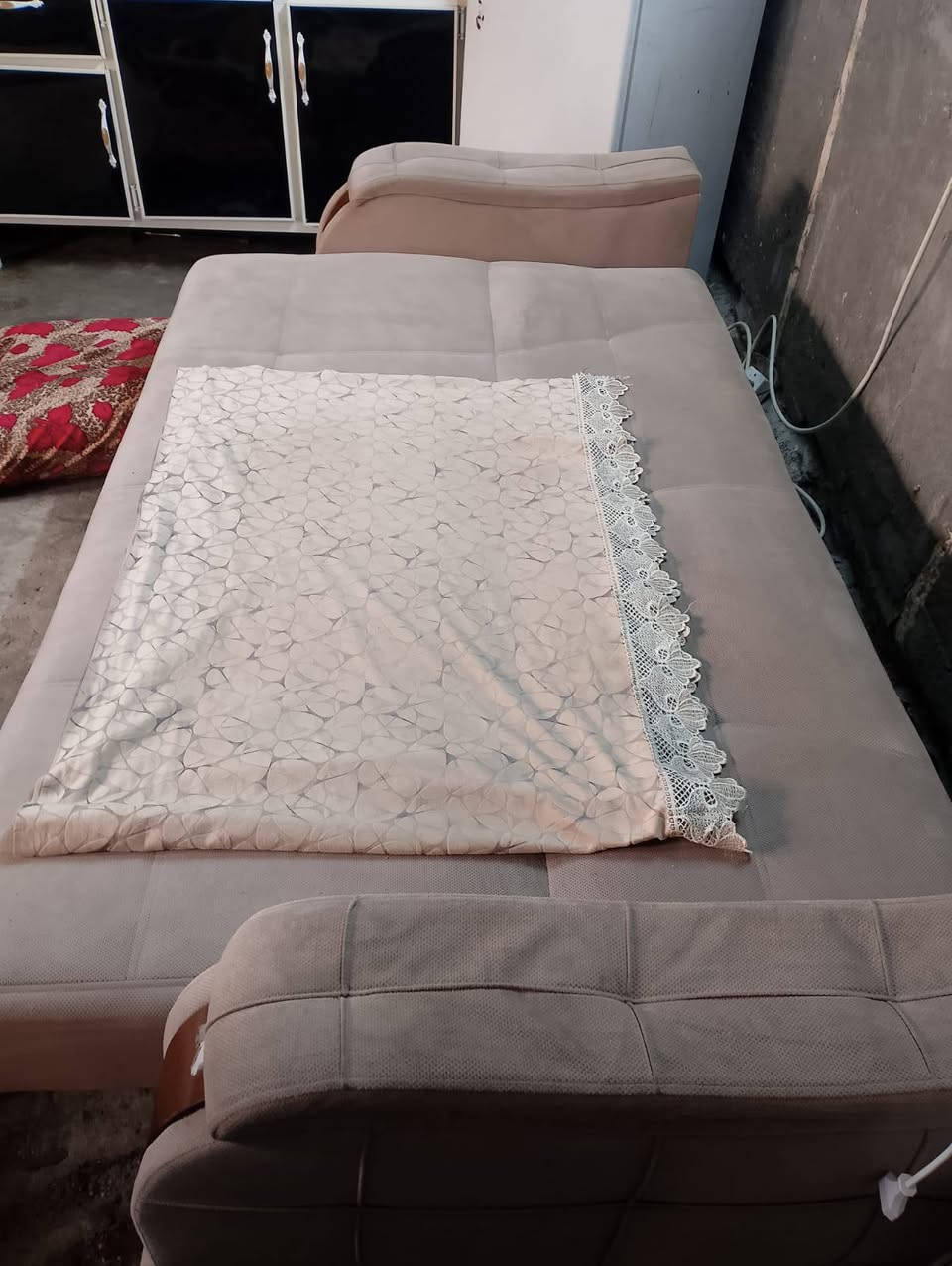 تخم تركي سرير نظافه 90% اسره ثلاث كراسي
***********
