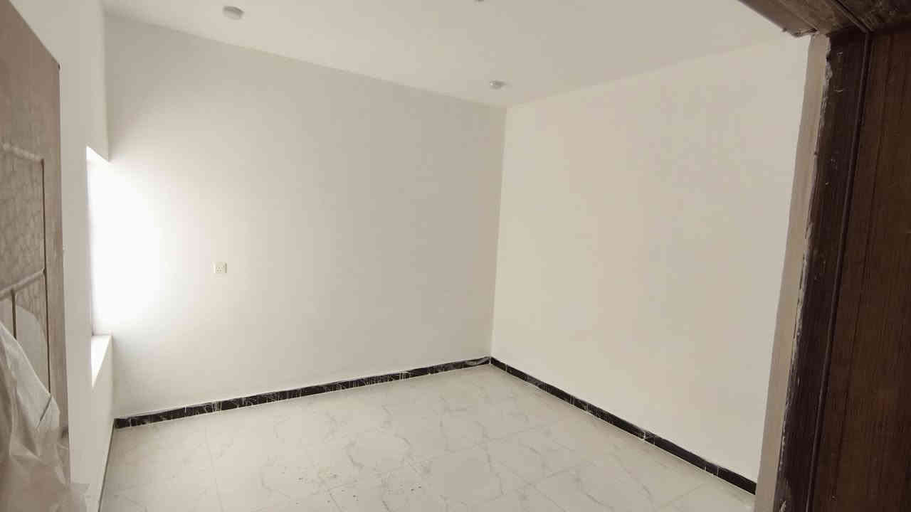 السلام عليكم بيت آجار جديد في مجمع الوفاء السكني خلف المستشفى التركي على الطريق الحولي الجديد ملاصق لمجمع الغدير السكني 
 120 متر غرفتين نوم صالة استقبال مطبخ منشات صحيه قيمة الآجار 350 ألف 
للتواصل على رقم الهاتف *********** موجود وتساب
