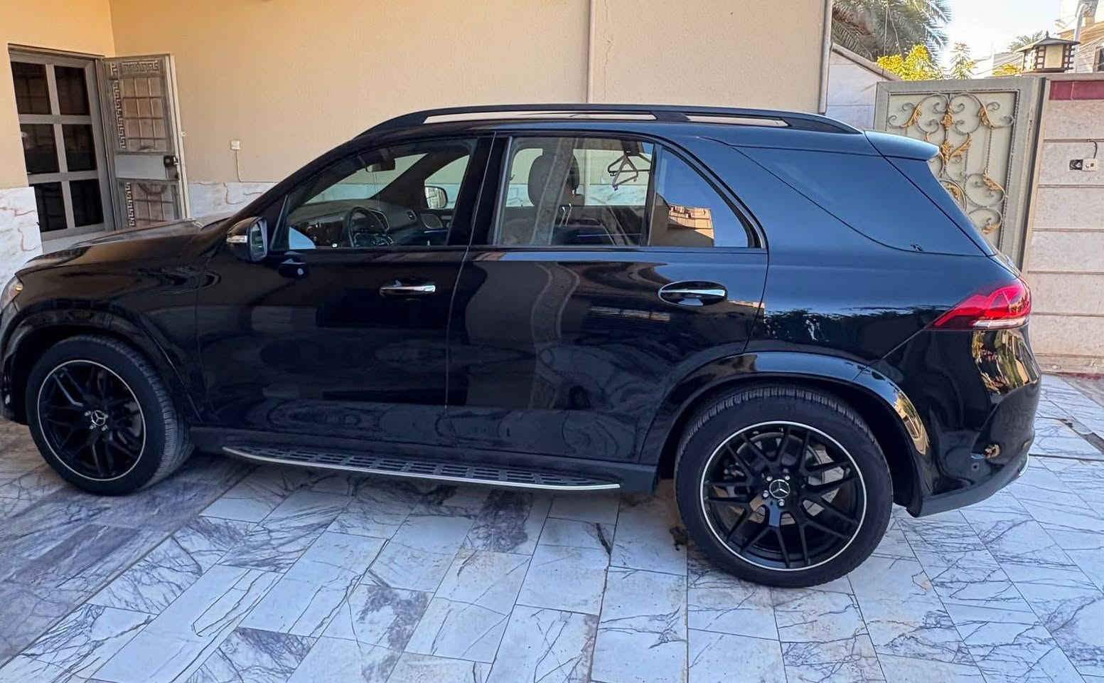 مرسيدس GLE350 2022 
سيارة جديدة جدا ماشية 26 الف
مواصفات فول 
تدفئة تبريد كشنات 
نظام صوت بورمستر 
٥ كاميرات
قيادة ذاتية 
نظام اصطفاف ذاتي auto parking
نقطة عمياء 
نظام تحذير خروج من المسار 
الداخل جلد اسود 
خشب اسود مات
بنوراما 
وبعد هواية مواصفات متنذكر
عليها تغليف ppf كامل
محرك كير واير بشرط مامفتوح 
سيارة حيل نظيفة كلشي عل بلاد جديد 
سنوية هزة كلشي جديد مدفوع لـ
باسمي السنوية بشرط تحويل وغرامـة
سيارة مابيـها دينار مصرف كامل من كل نواحي

ضرر السيارة طخة بسيطة بالدعامية الامامية ومصلحة نفسها

رقم صاحب سيارة ***********
