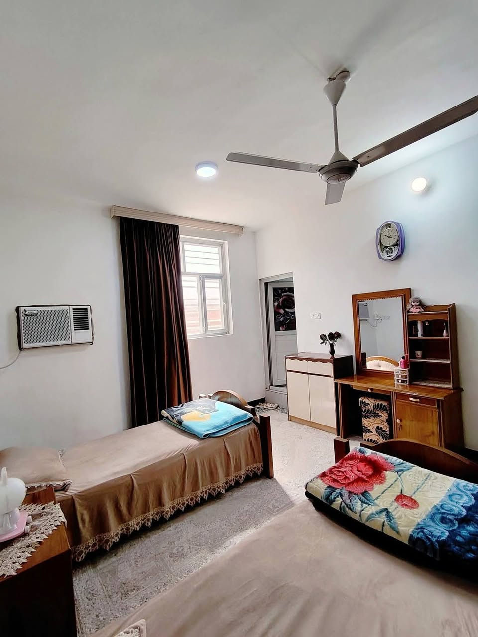 الدار للبيع المساحه 150م وقع حال أكثر زراعي صرف سند 25 غرفتين وصاله ومطبخ كليدور مجمع صحيات داخل وخارج كراج حديقه حي الصحه خلف المسبح السندباد عرض الشارع 10م تبليط يبعد عن شارع الكورنيش 100م السعر 215 للاستفسار ***********
