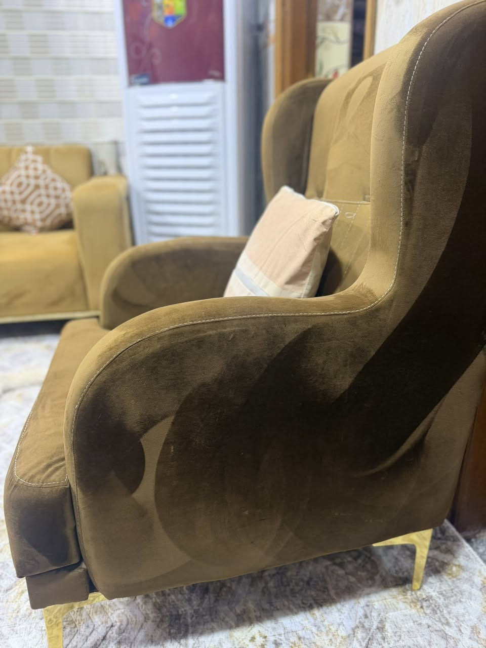 السلام عليكم
طخم قنفات  خمس قطع 
٢ كبيرات عدد ٤ مقاعد
وحده وسط مقعدين
وكراسي ثنين
قماشهن شامو ذهبي والكراسي لون قهوائي
الارجل حديد ذهبي والجوانب بيهن فيكة 
نظيفات 
اريدهن ب٣٠٠ وبيهن مجال
العنوان الامن الداخلي 
الرقم ***********
