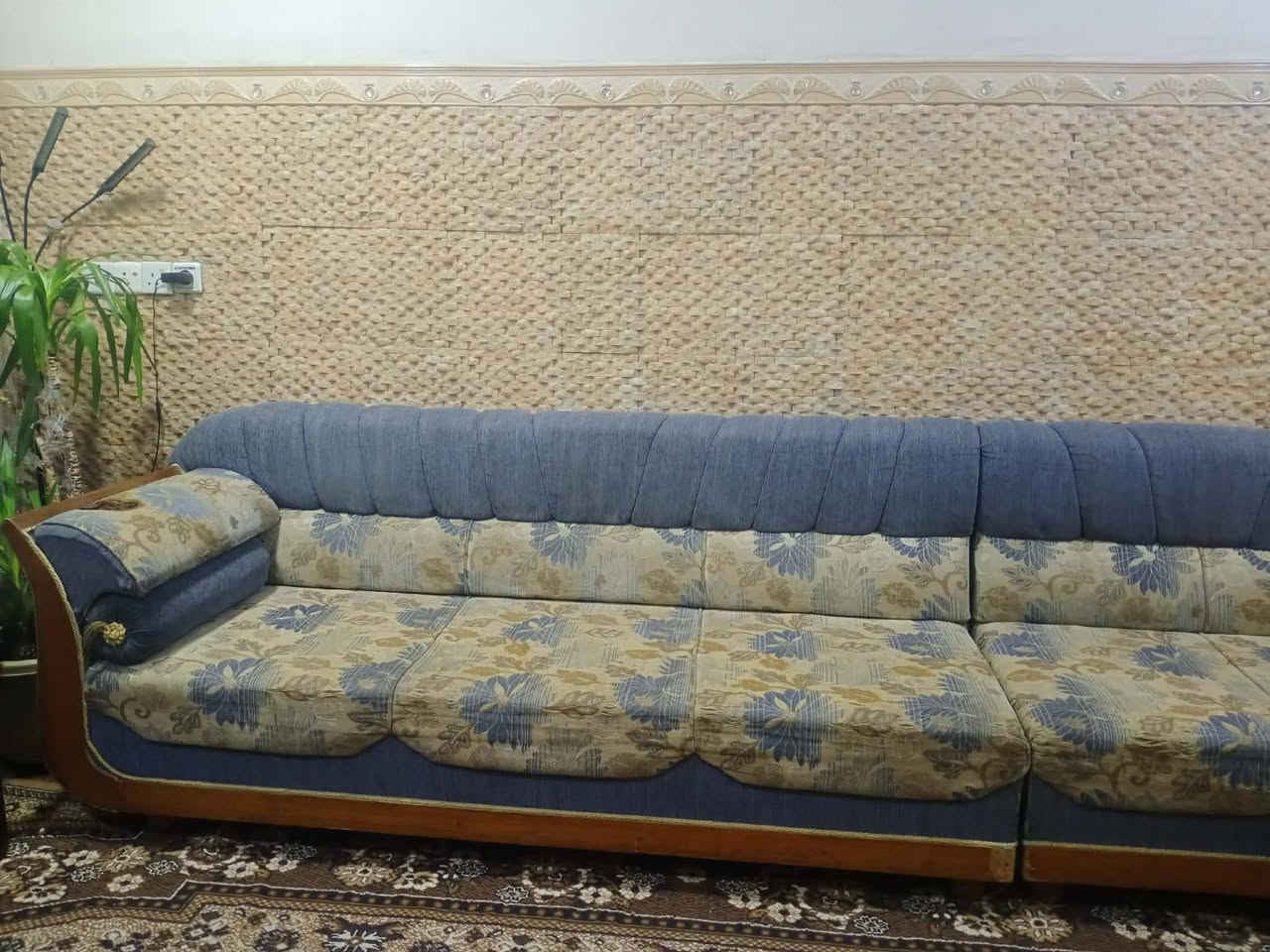 السلام عليكم ديوان للبيع 6.5 متر بسعر مناسب 200 ألف حي الرفاق ***********
