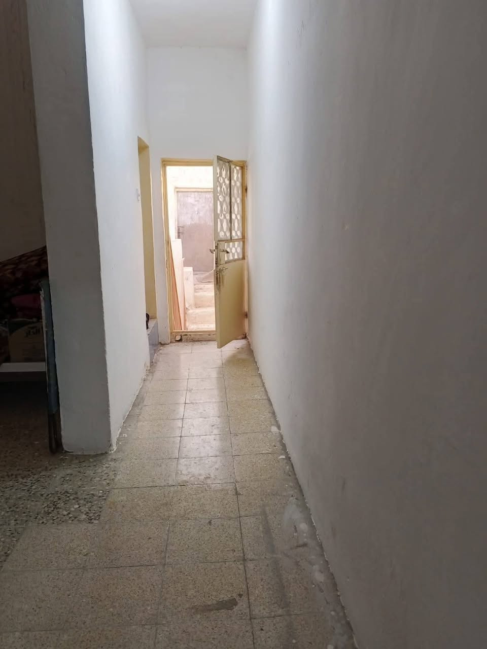 السلام عليكم يوجد بيت للبيع خلف مقام النبي يونس بشارعين المساحه 96 يحتوي على طابقين الطابق الاول يحتوي على استقبال وصاله ومطبخ ومساحة بيت وتخاريج والطبق الثاني يحتوي على غرفتين وصاله للتواصل على الرقم التالي ***********  ***********
