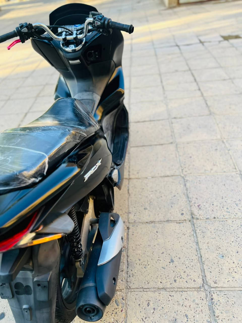 السلام عليكم دراجه pcx جيل الثالث ياباني  مكينه 150  دراجه مكفوله كفاله عامه مال رمبه حساس ازدحام حساس ستان تتدفئة بل يدات لد أمام لد خلفي مكينه برغي ممفتوح بيه شلعه معدل فول مال جناي دراجه تتعب تكول جديده ماشيه 35 حقيقي على ايدي كتلوكات الرمبه بيه السعر مليون 900  وبيه مجال العنوان بغداد الهاتف *********** اتصل وبيك خير ودلل
