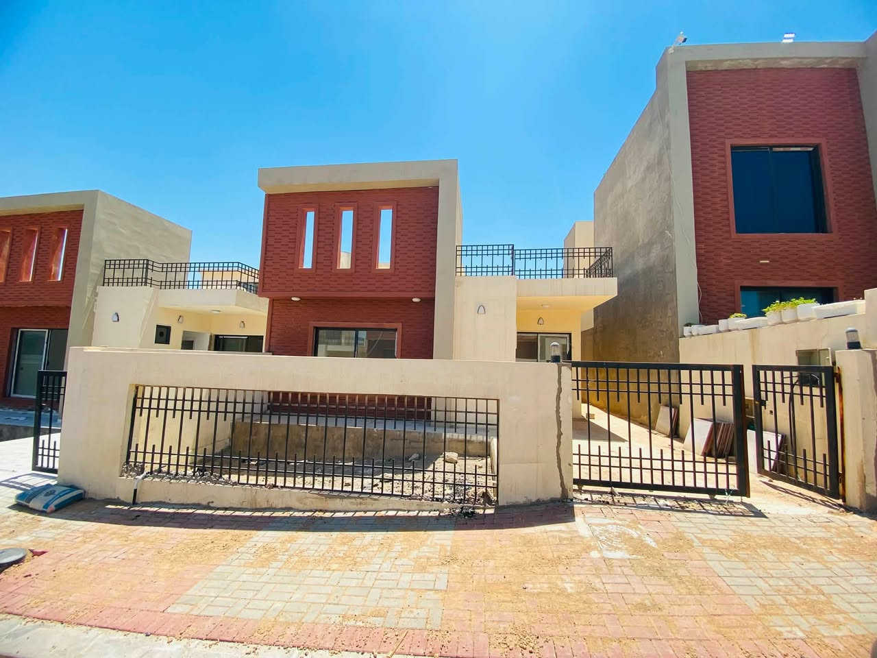 بيت ٢٠٠ متر للايجار جديد صفر طابق واحد 

غرفتين نوم وصالة واستقبال ومطبخ وصحيات 

مجمع سكاي لاند ع طريق اربيل 

***********
***********
***********
