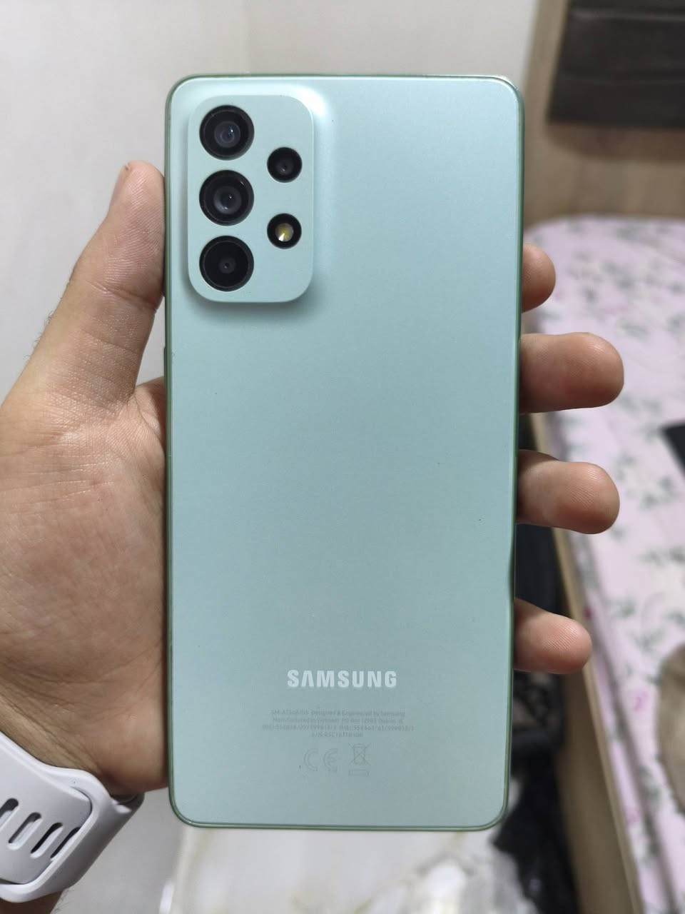السلام عليكم
للبيع: هاتف Samsung Galaxy A73 5G

المواصفات الأساسية:

المعالج: Snapdragon 778G 5G (أداء قوي وممتاز للاستخدام الثقيل والألعاب ثابت مثل ببجي ينطي 60 فريم معالج سناب دراغون معروف بقوته وتحمله)

الشاشة: Super AMOLED Plus بحجم 6.7 بوصة، بتردد 120 فريم  (ألوان خرافية وسلاسة عالية جداً شاشات سامسونج أيضا معروفة بقوتها و دقتها والوانها الحلوة)

الذاكرة العشوائية (الرام): [ 8 جيجابايت ]

مساحة التخزين: [ 128 جيجابايت ]
الكاميرا الخلفية: رباعية، الأساسية 108 ميجابكسل مع مثبت بصري OIS (لتصوير احترافي ودقيق). أما تصويرها جيدة من ناحية فئتها السعرية يعني مو تقارنها بأجهزة الاسعارها مليون و فوك الفلاكشيب لا وانما بسعرها هذي جيدة جدا

الكاميرا الأمامية: 32 ميجابكسل.
البطارية: 5000 مللي أمبير، تدعم الشحن السريع 25 واط (بطارية ممتازة تمشيك يوم كامل براحة اذا استخدام طبيعي وسوشال ميديا).

مميزات إضافية بالجهاز:

يدعم شريحتين سيمكارت + كارت ذاكرة خارجي حتى 1 تيرابايت يعني 1024 جيجابايت

مقاوم للماء والغبار (بمعيار IP67)

سماعات بصوت ستيريو (Stereo Speakers) محيطي وعالي

بصمة سريعة مدمجة تحت الشاشة
يدعم شبكات الجيل الخامس (5G)

تفاصيل البيع:

حالة الجهاز: [ نظيف جداً ومحافظ عليه وما بي اي عيب]

الملحقات: [كاملة هي والكارتونة ووصل الشراء]

السعر: [250,000 الف فقط وبي مجال حك جيتكم مو مشكلة تاخذها من باب بيتي مرتاح وراسك بارد وتفحصه كامل]
المكان: [عنواني كركوك]
للتواصل: [رقمي الواتس *********** أو ماسنجر راسلوني براحتكم]
