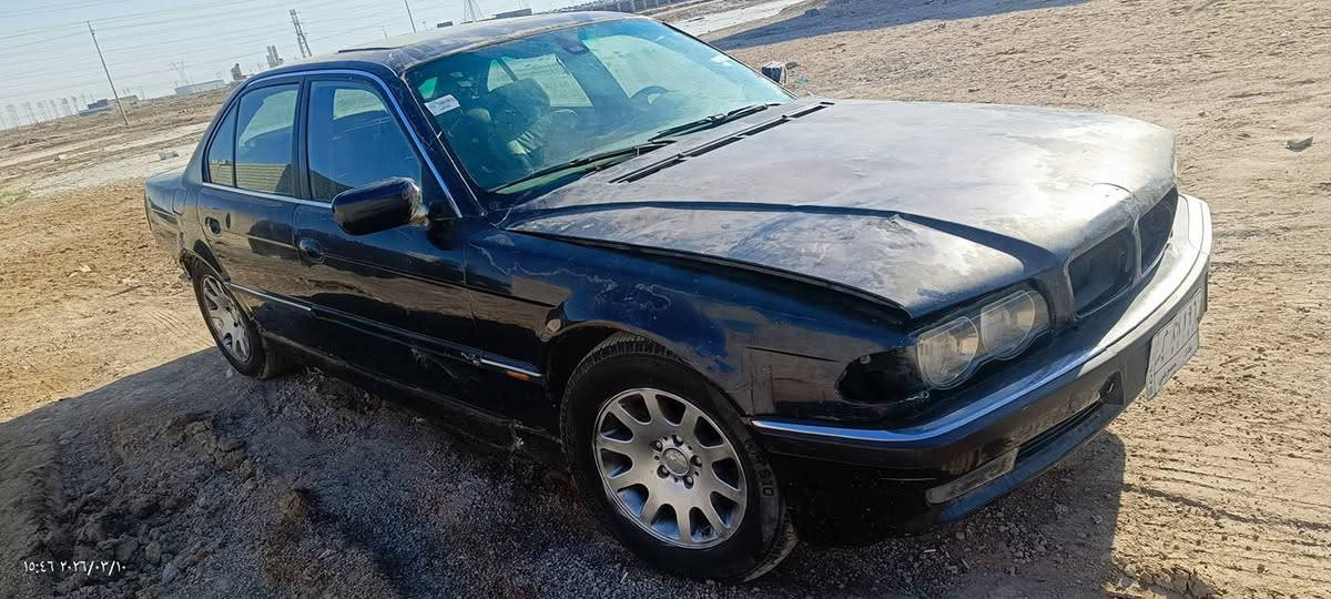 السلام عليكم موديل 95 محدث 2000 محرك V8 سياره كل غراضه موجوده يرادله تنضيف و ترتيب مراوس ب 500 أو بيع للاستفسار *********** مكان البصرة القرنه
