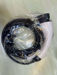 شاحنه بي واي دي الاصليه الي تجي ويا السياراه byd السعر 60 الف  للاستفس...