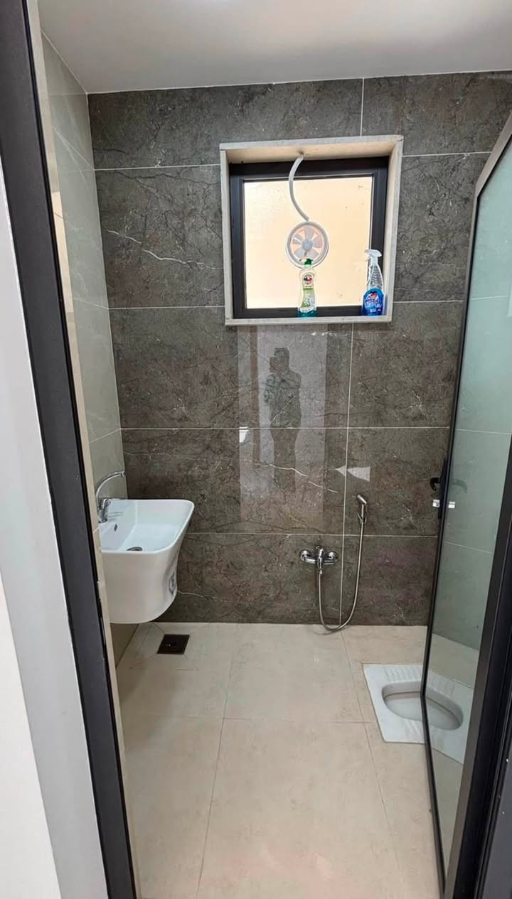 عروض مميزة دور سكنية للبيع داخل مجمع فلل أسوار البرج العاجي

امتلك دارك الآن بنظام أقساط مريح وبضمان المصرف العقاري!

المجمع حديث – آمن – مخدّم بالكامل – وبموقع استراتيجي في الجانب الأيمن من الموصل قرب دورة بغداد.

مواصفات الدور 🏡

 • المساحة: 200 متر

 • طابقين – ملك صرف

 • داخل مجمع فلل متكامل الخدمات
 •دار جاهز للسكن استلام فوري 

 • تصميم حديث + خصوصية عالية

نظام الأقساط للموظفين والمنتسبين

مقدمة فقط: 95مليون د.ع

125 مليون تُستقطع عن طريق المصرف العقاري

 • مدة السداد: 20 سنة

 • القسط الشهري: 548,000 الف دينار 

يتم التسجيل عبر أحد الخيارات التالية:

 1 - موظف راتبه يتجاوز 1,100,000 الف دينار

 2 - أو كفيل راتبه يتجاوز 1,100,000 الف دينار

 3 أو كفيلين مجموع رواتبهم 1,100,000 الف دينار

الموقع 📍

الموصل – الجانب الأيمن – قرب دورة بغداد

للحجز والاستفسار 
***********'.غيث
