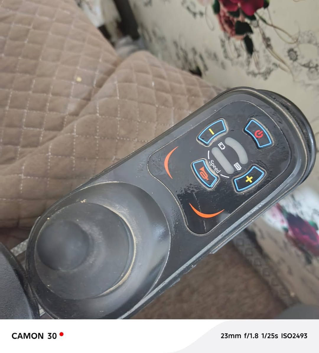 السلام عليكم عربانه شحن معوقين للبيع بدون بطاريه السعر 500 وبيه مجال وتدللون للاستفسار ***********
