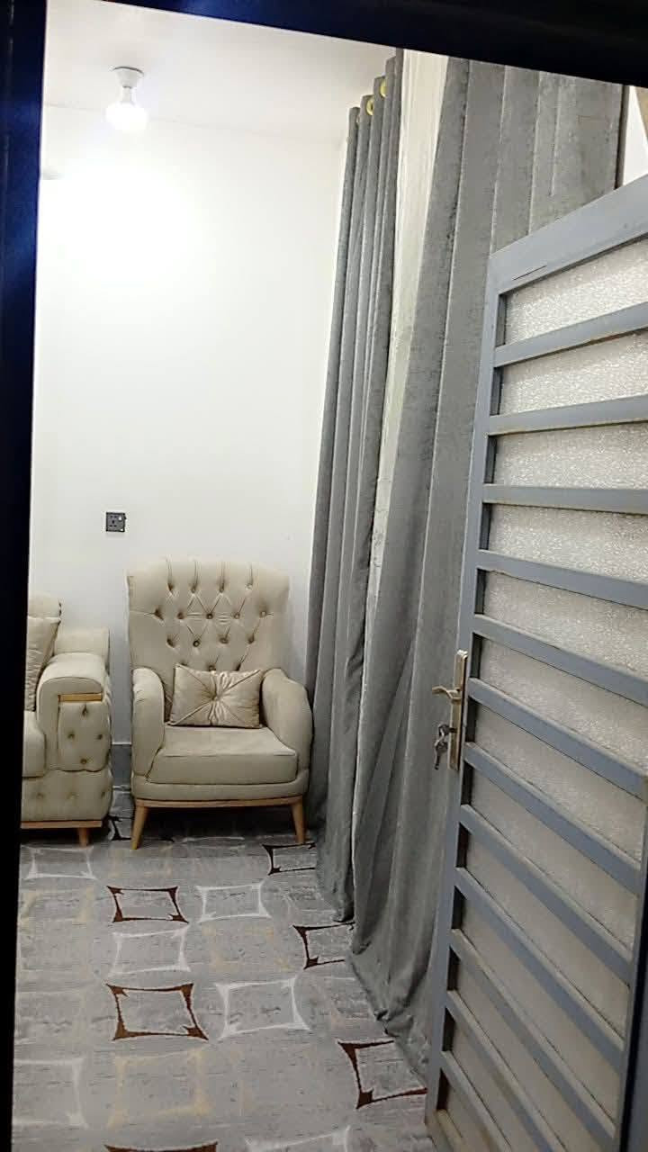السلام عليكم بيت ١٦٠ متر مربع صاله جبيره ٢ غرفه حمام تواليتة صطح جبير البيت جديد وحلو السعر ١٧٥ تريد تنطي ٦ أشهر واذا ما عندك ٢ شهر  الي يحب يراسلني ع واساب وهذا رقمي *********** مكلف بالنشر ابو خظير عباس التفاصيل كامله اصل وخادم،، المكان حي العصري الديوانيه ***********
