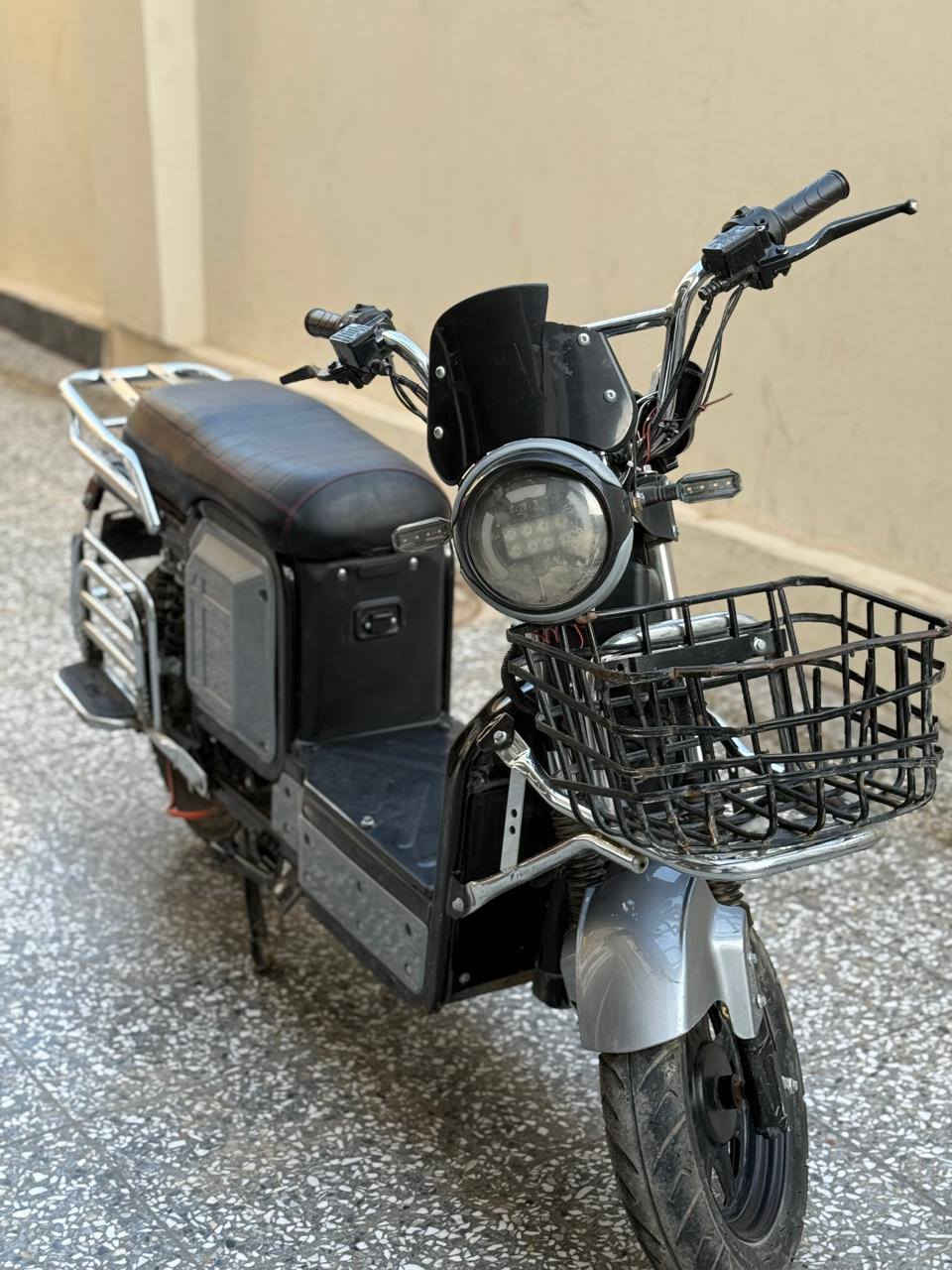 دراجه شحن BAGHDADنضافه 90 بلميه
بطاريته 3يقرن 11 اثنين يقرن10وشويه وحده تقره 9
دراجه نضيفه ومرتبه شاحنته الاصليه 6 بطاريات شلعته قويه 
الشعر 580 متوازي عله بيعته وسعر الدراجه مليون و150واذا مراوس اماكس نضيفه
***********وتساب وعل خط 
***********وتساب وخط
