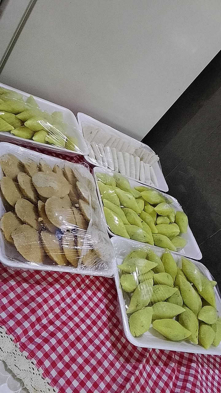 ***********للحجز حبي انواع الكبب 
كيك عادي ٥الاف
كيك بركاني ٨الاف
 كيك ككو عادي ب٦الاف 
كاب كيك كل 20قطعه ب5الاف
خلية النحل ب 8الاف حشوة حسب الطلب

كليجه تمر وحلقوم وجوز هند وسمسم ب6الاف مشكل ب٧الاف. جوز ب١٠الاف
كبب 
لحم او صدر دجاج تمن اوجريش او بورك  ٢٥ قطعه ب١٠الاف
كبة موصل حجم صغير القطعه ب1000
كبة هلاليه الوحده ب750
