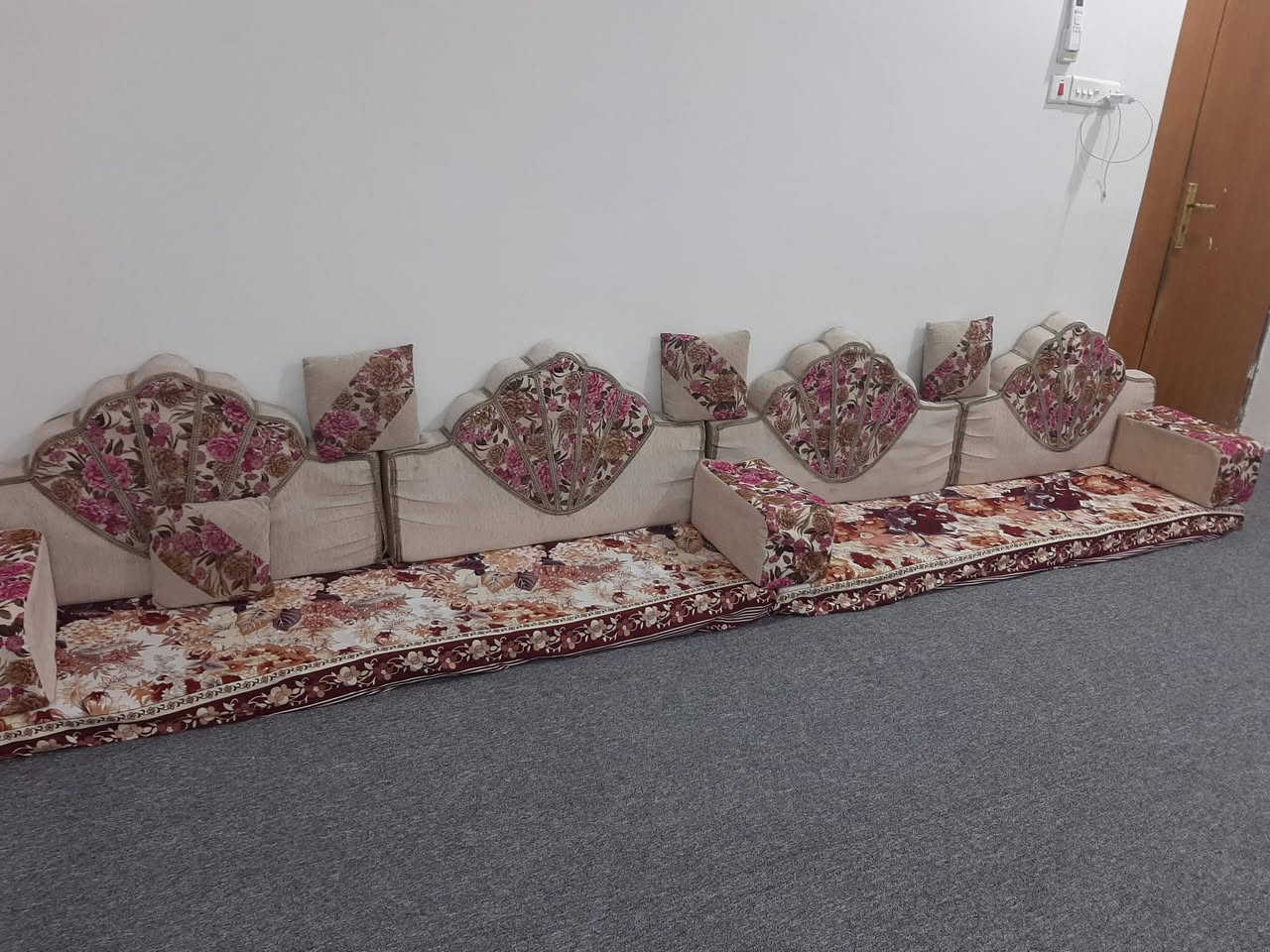 جلسة عربية  نضيفه للبيع بسعر مناسب
التواص على الرقم
***********
