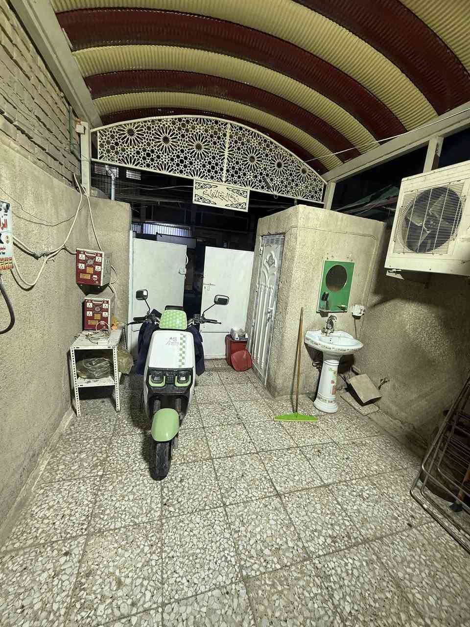 بيت للبيع المساحة 70 متر  يحتوي ع غرفتين نوم 
واستقبال وخدمات وصالة مفتوحة كبيرة  العنوان  حلف سوق 4000 مقابل باب خروج البانزين خانة 
للاتصال   ***********
