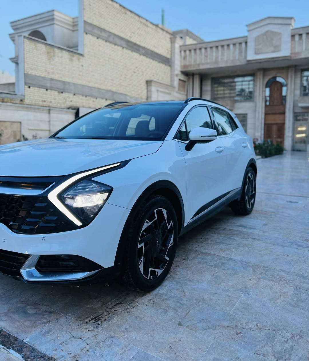 السلام عليكم 🔥😎بيع فقط 
كيا سبورتج 2024 خليجي الشركة العامه الدولية 
رقم بغداد انكليزي تحويل مباشر ب اسم المشتري 
عداد المسافه 14 الف 
السياره ماخذها زيرو على ايدي مشت كفاله عامه 
المواصفات 🔰
بصمه ابواب وتشغيل عن بعد 
سقف بونراما 
محرك 2.0 دوش 
تحكمات ستيرن 
تبريد قطعتين 
كشنات كهرباء + تدفئه 
شاشه متصله 
كامره 
تبريد قطعتين 
داخل بيجي مخمل 
صندوك كهرباء 
داخل وخارج زينون 
حساسات 360 درجه 
شفتات ب الستيرن 
اوتو هولد 
داريف مود اوضاع قياده /نورمل / كومفرت / سبورت 
سايد بريك دكمه 
وبعد بيها مواصفات 

 📍 مكان السياره / بغداد الكاظميه 

📞 ***********

📞 ***********
