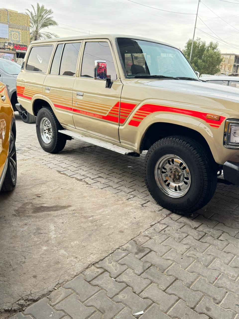 السلام عليكم لاندكروز 89 للبيع رقمها سليمانيه دولي تحويل ثاني يوم جير ومكينه جديد تبريد شغال دفع رباعي شغال كهربائيات كلها شغال تخم تاير جديد اكسنات وراء قدام شغاله مكاني نجف مصبوغه عامله الجماليه ***********
